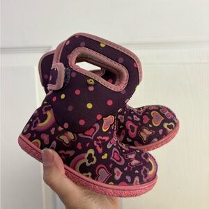 Colorful Kids Boots with Heart and Rainbow Design 7c BOGS